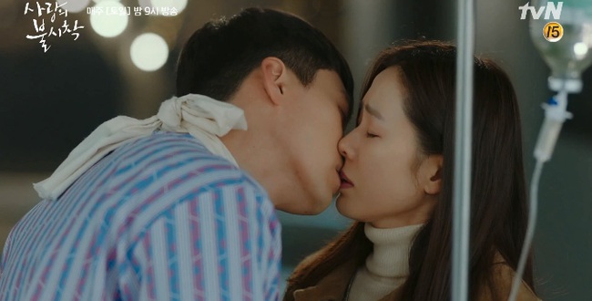 &quot;Crash Landing On You&quot; tập 7: Hyun Bin đang bệnh nhưng vẫn tranh thủ cưỡng hôn, rồi rủ rê Son Ye Jin &quot;lên giường&quot; - Ảnh 7.