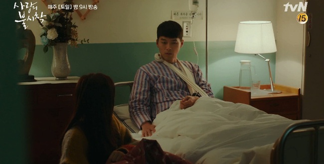 &quot;Crash Landing On You&quot; tập 7: Hyun Bin đang bệnh nhưng vẫn tranh thủ cưỡng hôn, rồi rủ rê Son Ye Jin &quot;lên giường&quot; - Ảnh 8.