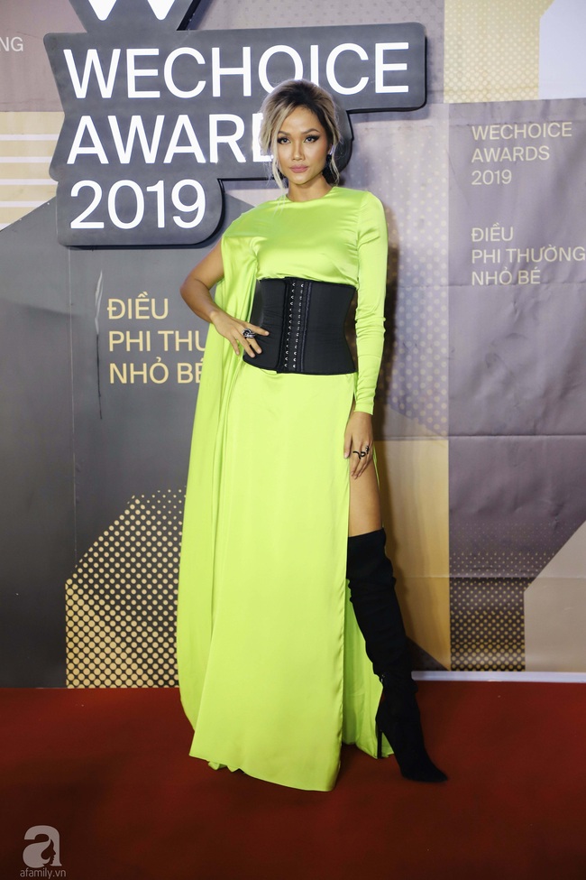 Thảm đỏ WeChoice Awards 2019 khủng nhất đầu năm của Vbiz: Nhật Kim Anh như một nữ hoàng, Hoa hậu Hương Giang gây sốc với thân hình gầy gò - Ảnh 2.