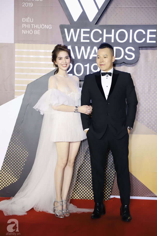 Thảm đỏ WeChoice Awards 2019 khủng nhất đầu năm của Vbiz: Ngọc Trinh - Vũ Khắc Tiệp xuất hiện sau lùm xùm nợ nần, Hoa hậu Hương Giang gây sốc với thân hình gầy gò - Ảnh 14.