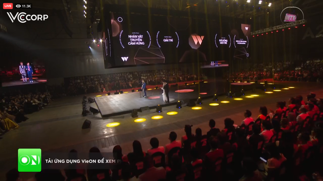 Trấn Thành - Ngô Kiến Huy mở màn trao giải WeChoice, vừa xuất hiện đã duyên dáng đến mức ai cũng bật cười  - Ảnh 2.