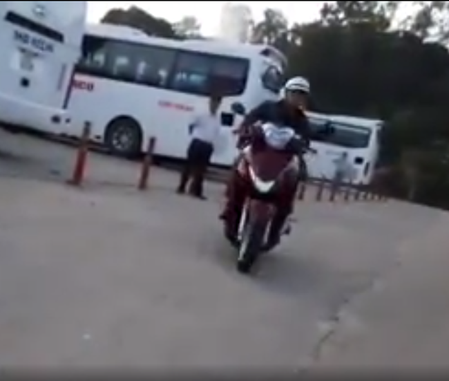 Xôn xao clip đôi vợ chồng bắt trộm khỉ con khi đi chùa, mặc cho cả đàn lao theo ngăn cản đòi con - Ảnh 3. Xôn xao clip đôi vợ chồng bắt trộm khỉ con khi đi chùa, mặc cho cả đàn lao theo ngăn cản đòi con - Ảnh 3.