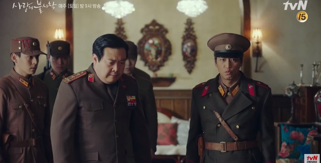 "Crash Landing On You" tập 9: Hyun Bin cãi tay đôi với bố lẫn hôn thê khi hay tin Son Ye Jin sắp mất mạng - Ảnh 6. "Crash Landing On You" tập 9: Hyun Bin cãi tay đôi với bố lẫn hôn thê khi hay tin Son Ye Jin sắp mất mạng - Ảnh 6.