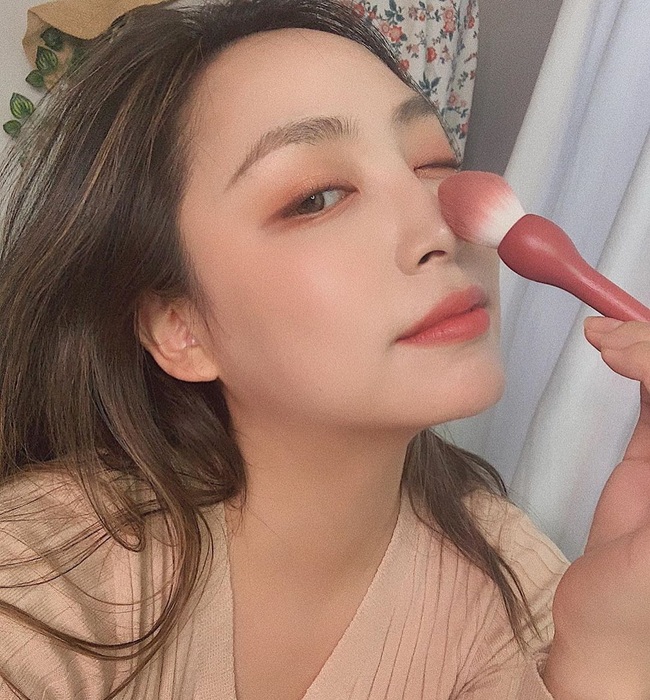 3 sản phẩm makeup dễ &quot;phá hoại&quot; nhan sắc của bạn ngày Tết, khiến da đã khô lại càng thêm bong tróc héo mòn - Ảnh 3.