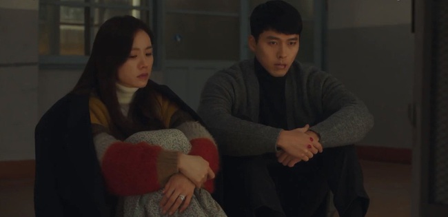 &quot;Crash Landing On You&quot; tập 8: Son Ye Jin bật khóc nói lời yêu với Hyun Bin liền bị kẻ địch bắn chết? - Ảnh 5.