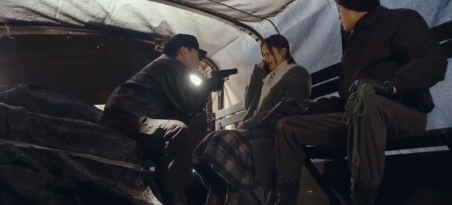 &quot;Crash Landing On You&quot; tập 8: Son Ye Jin bật khóc nói lời yêu với Hyun Bin liền bị kẻ địch bắn chết? - Ảnh 6.