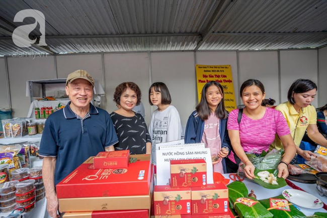 Chợ Tết chung cư nhộn nhịp cuối năm: Người mua bán tấp nập, thứ gì cũng có mà quan trọng là giá cả phải chăng - Ảnh 5.