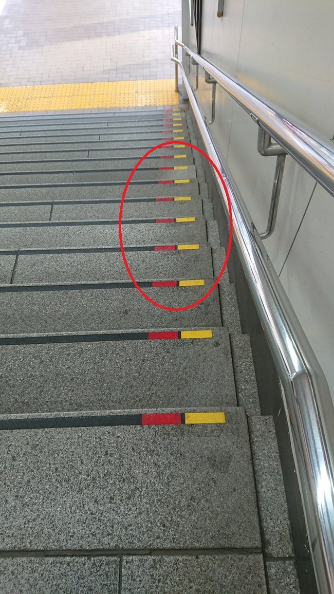 Lý do bất ngờ khiến nhiều bậc cầu thang ở Nhật có dấu đỏ-vàng, quả không hổ danh là quốc gia &quot;kỹ tính&quot; nhất thế giới - Ảnh 1.