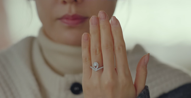 Khôn như Son Ye Jin: Cầm cố nhẫn Chaumet được trả có 2.8 triệu tiền mặt, không sao, chị sẽ đổi lấy đồng hồ 300 triệu tặng Hyun Bin - Ảnh 1.