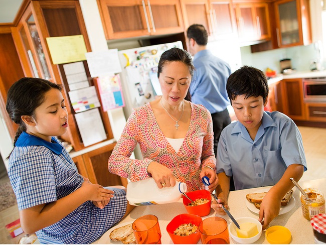 Mùng Một Tết bê mâm cỗ ra mời khách khứa mà tôi ngượng chín mặt còn khách thì chống đũa ngẩn ngơ không biết gắp gì - Ảnh 1. Mùng Một Tết bê mâm cỗ ra mời khách khứa mà tôi ngượng chín mặt còn khách thì chống đũa ngẩn ngơ không biết gắp gì - Ảnh 1.
