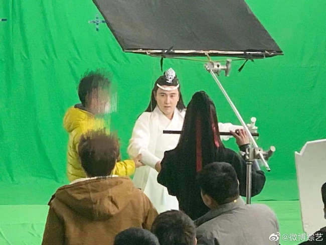 “Tân vua hài Trung Quốc&quot; cosplay Lam Vong Cơ của Vương Nhất Bác phiên bản lỗi trung niên - Ảnh 3.