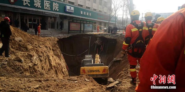 Xe buýt đang vào trạm bất ngờ gặp nạn khi mặt đường bị sập khiến 9 người tử vong - Ảnh 7.