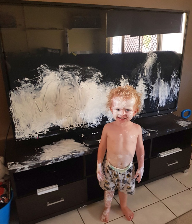 Mẹ quay vào bếp nấu ăn 5 phút, quay ra chiếc ti vi đắt tiền đã biến thành giá vẽ tranh cho con trai 2 tuổi  - Ảnh 1.