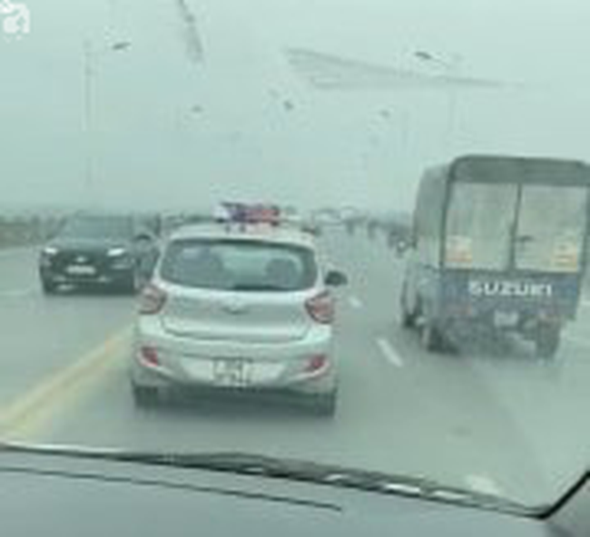 Vụ taxi đánh võng cản xe cấp cứu đưa cụ ông bị đột quỵ đi viện: Bản thân tài xế taxi cũng đang vội về đám tang ông nội? - Ảnh 5. Vụ taxi đánh võng cản xe cấp cứu đưa cụ ông bị đột quỵ đi viện: Bản thân tài xế taxi cũng đang vội về đám tang ông nội? - Ảnh 5.