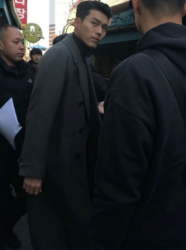 &quot;Crash Landing On You&quot;: Lộ cảnh quay mới, Hyun Bin đẹp trai xuất thần trong loạt ảnh chụp lén của hội fangirl - Ảnh 4.
