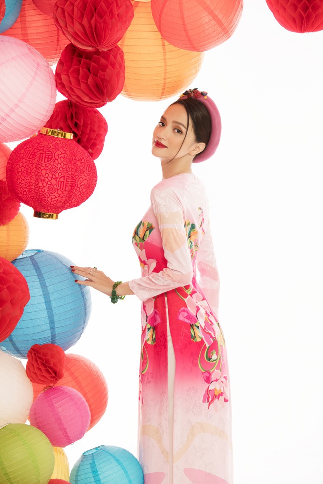 "Tiểu tam" Karen Nguyễn mặc áo dài xuân thùy mị mà vẫn không quên "cà khịa" Hương Giang - Ảnh 2. "Tiểu tam" Karen Nguyễn mặc áo dài xuân thùy mị mà vẫn không quên "cà khịa" Hương Giang - Ảnh 2.