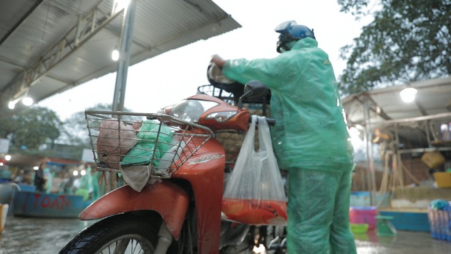 Ngày ông Công ông Táo, chợ cá lớn nhất Hà Nội cháy hàng cá chép từ rạng sáng - Ảnh 10.