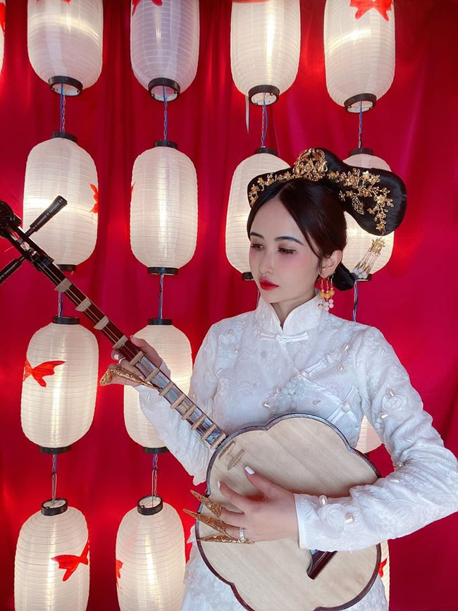 Vợ hai Minh Nhựa khiến dân tình hoảng hồn với bộ ảnh phong cách Trung Hoa: Nhìn cứ tưởng búp bê bị hỏng khuôn đúc chứ! - Ảnh 5. Vợ hai Minh Nhựa khiến dân tình hoảng hồn với bộ ảnh phong cách Trung Hoa: Nhìn cứ tưởng búp bê bị hỏng khuôn đúc chứ! - Ảnh 5.