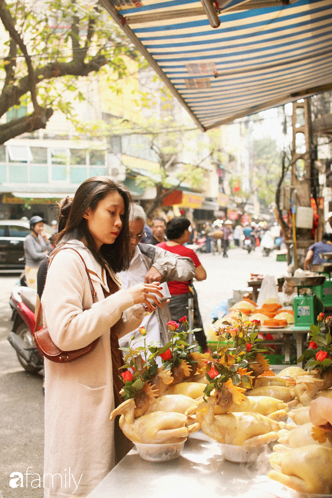 Ngày 23 tháng Chạp của bà mẹ đơn thân Hà Nội, tuy vắng bóng người chồng quá cố nhưng vẫn ấm áp bên gia đình và con trai - Ảnh 2.