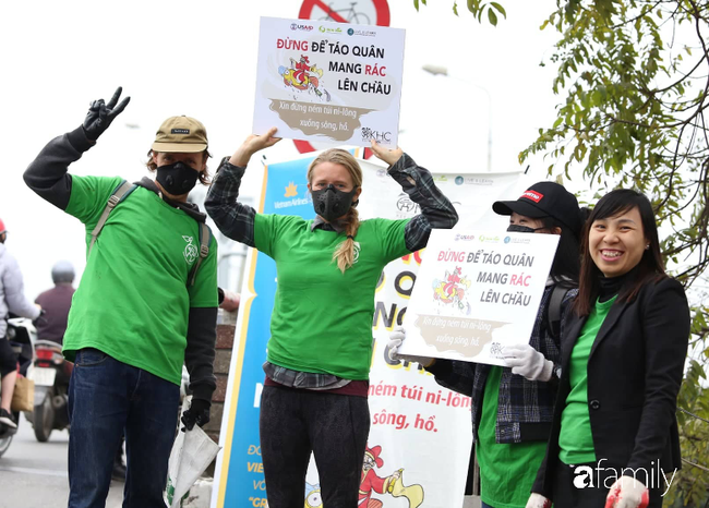 Người nước ngoài cùng học sinh giơ cao khẩu hiệu &quot;Đừng để Táo quân mang rác lên chầu&quot; ngày lễ ông Công ông Táo - Ảnh 1.