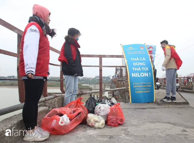 Người nước ngoài cùng học sinh giơ cao khẩu hiệu &quot;Đừng để Táo quân mang rác lên chầu&quot; ngày lễ ông Công ông Táo - Ảnh 4.