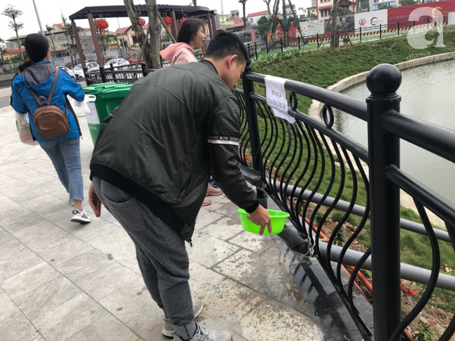 Hà Nội: Công nhân thổi hơi thở vào miệng cấp cứu những con cá chép ngửa bụng sau khi bị ném xuống hồ - Ảnh 24. Hà Nội: Công nhân thổi hơi thở vào miệng cấp cứu những con cá chép ngửa bụng sau khi bị ném xuống hồ - Ảnh 24.