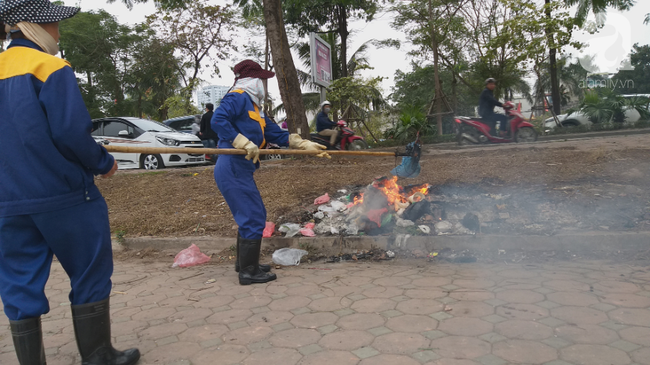 Hà Nội: Công nhân thổi hơi thở vào miệng cấp cứu những con cá chép ngửa bụng sau khi bị ném xuống hồ - Ảnh 5. Hà Nội: Công nhân thổi hơi thở vào miệng cấp cứu những con cá chép ngửa bụng sau khi bị ném xuống hồ - Ảnh 5.