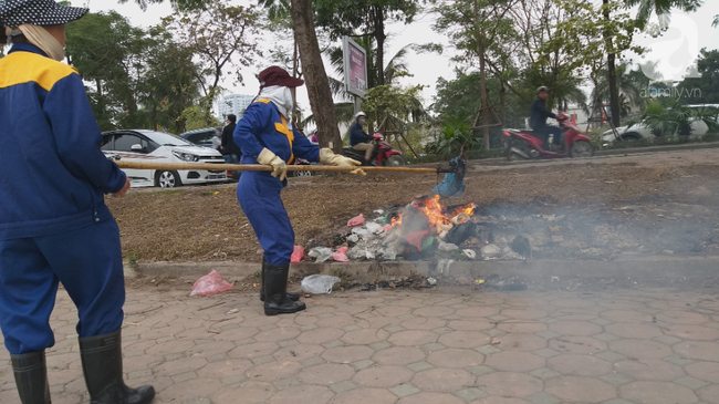 Hà Nội: Công nhân thổi hơi thở vào miệng cấp cứu những con cá chép ngửa bụng sau khi bị ném xuống hồ - Ảnh 5.