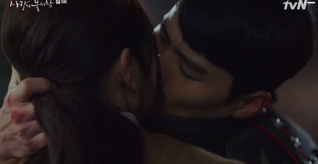 &quot;Crash Landing On You&quot; tập 9: Hyun Bin &quot;vượt rào&quot; hôn Son Ye Jin, khán giả khóc hết nước mắt vì đôi trẻ chia tay - Ảnh 10.