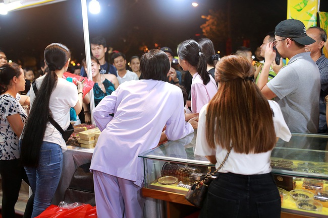 Hoài Linh đi bán hội chợ khiến đường tắt nghẽn, người dân chen chúc đông nghẹt  - Ảnh 2.