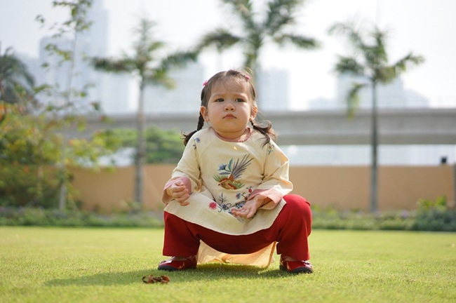 Bé Myla nhà siêu mẫu Hà Anh bị mẹ tung bộ ảnh hậu trường dìm hàng, công chúa bự mông hóa ra cũng có lúc ít long lanh lắm - Ảnh 1.