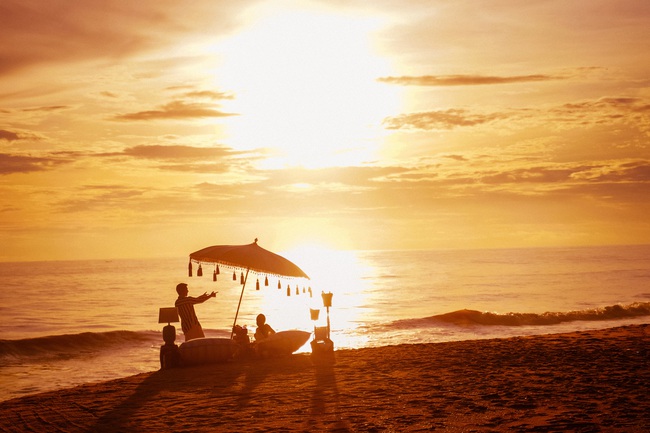 &quot;Gái già lắm chiêu 3&quot;: Jun Vũ diện bikini quay cảnh nóng trên bãi biển, nhìn thôi đã thấy đỏ mặt  - Ảnh 11.