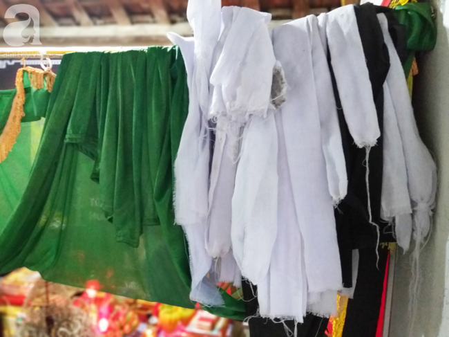 Những chiếc khăn tang phục sẵn bên bàn thờ nạn nhân
