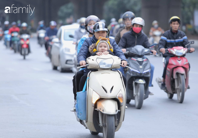 Không khí lạnh tăng cường, người Hà Nội co ro bên đống lửa trong tiết trời lạnh buốt - Ảnh 4.