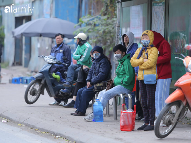 Không khí lạnh tăng cường, người Hà Nội co ro bên đống lửa trong tiết trời lạnh buốt - Ảnh 11.