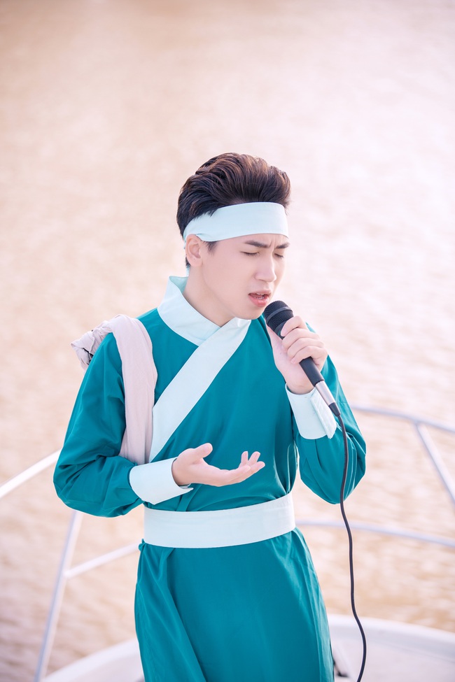 Bị chê hát live yếu, Huy Cung hát trên du thuyền sang trọng cực ngọt  - Ảnh 3.