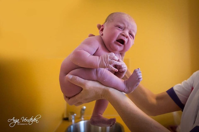 Surprised by a set of photos of a newborn baby being born in a "drowsy" position, posing as if he were still in the mother's womb - Photo 18.