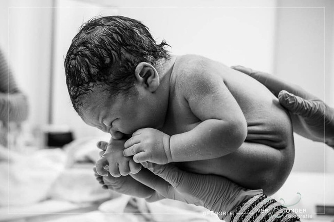 Bất ngờ với bộ ảnh chụp tư thế bé sơ sinh chào đời “lọt thỏm” tạo dáng y như còn nằm trong bụng mẹ - Ảnh 7.