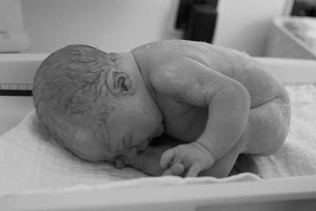 Bất ngờ với bộ ảnh chụp tư thế bé sơ sinh chào đời “lọt thỏm” tạo dáng y như còn nằm trong bụng mẹ - Ảnh 11.