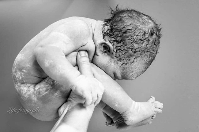 Surprised by a set of photos of a newborn baby being born in a "drowsy" position, posing as if he were still in the mother's womb - Photo 12.