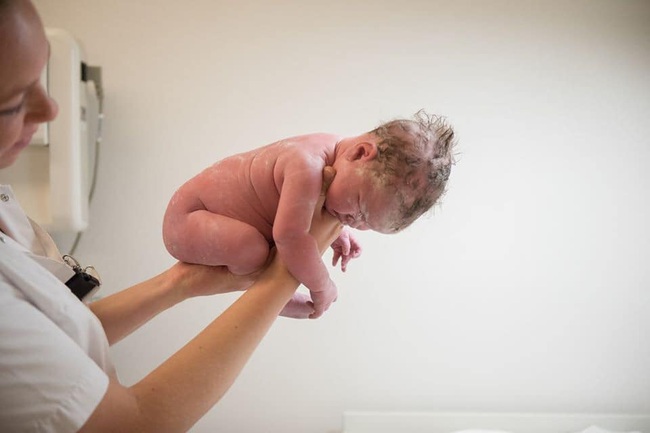 Bất ngờ với bộ ảnh chụp tư thế bé sơ sinh chào đời “lọt thỏm” tạo dáng y như còn nằm trong bụng mẹ - Ảnh 25.