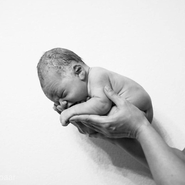 Bất ngờ với bộ ảnh chụp tư thế bé sơ sinh chào đời “lọt thỏm” tạo dáng y như còn nằm trong bụng mẹ - Ảnh 15.