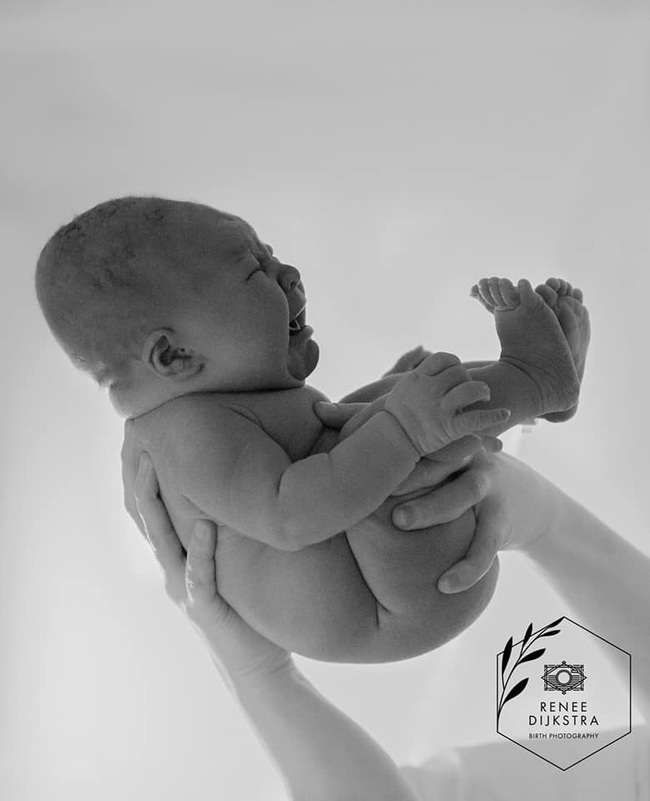 Bất ngờ với bộ ảnh chụp tư thế bé sơ sinh chào đời “lọt thỏm” tạo dáng y như còn nằm trong bụng mẹ - Ảnh 17.