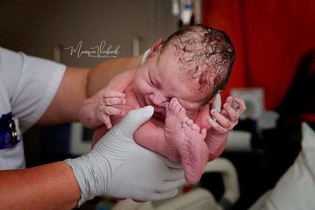 Bất ngờ với bộ ảnh chụp tư thế bé sơ sinh chào đời “lọt thỏm” tạo dáng y như còn nằm trong bụng mẹ - Ảnh 20.
