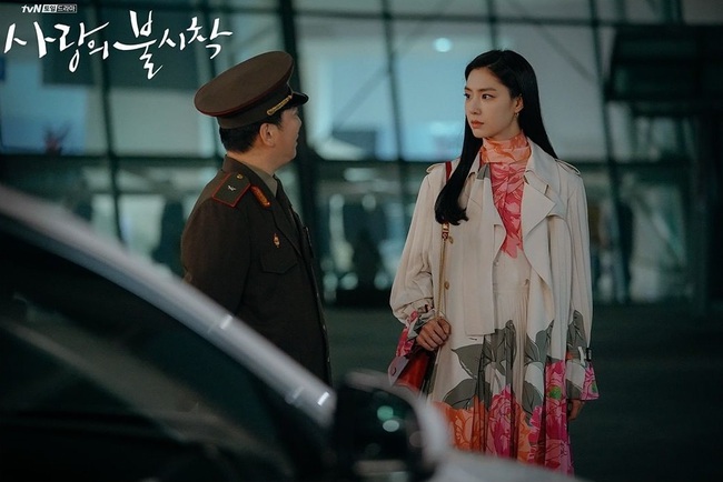 Crash Landing On You: Son Ye Jin đang bị hôn thê của Hyun Bin lấn lướt bằng style chanh sả, đúng chất tiểu thư Bắc Hàn?  - Ảnh 6.