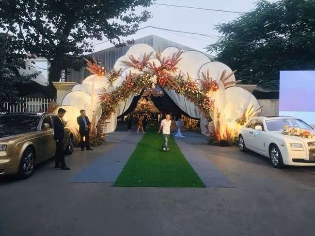 Xôn xao thông tin “Siêu đám cưới” tại Quảng Ninh: Tiền trang trí rạp 2,5 tỷ, mâm cỗ có cả cua Hoàng Đế với giá thành khiến người ta choáng váng - Ảnh 4.