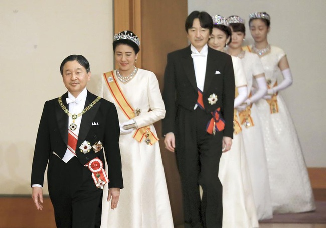 Gia đình Hoàng gia Nhật tổ chức tiệc mừng năm mới, xuất hiện ấn tượng trước dân chúng, đáng chú ý nhất là màn đọ sắc giữa các thành viên nữ - Ảnh 1.