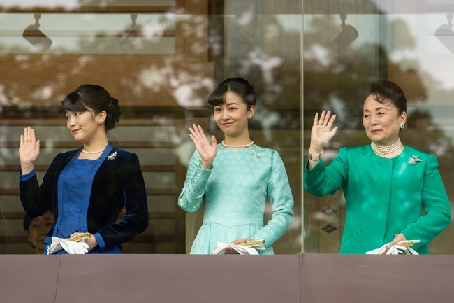 Gia đình Hoàng gia Nhật tổ chức tiệc mừng năm mới, xuất hiện ấn tượng trước dân chúng, đáng chú ý nhất là màn đọ sắc giữa các thành viên nữ - Ảnh 10.