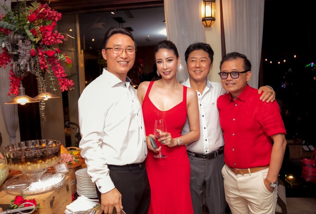 Ngoài tứ tuần Hoa hậu Hà Kiều Anh vẫn tự tin diện váy gợi cảm khoe vòng một trễ nãi - Ảnh 4.