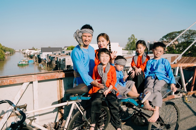 &quot;Lật mặt - 48h&quot;: Vợ chồng Lý Hải - Minh Hà cùng 4 con xinh xắn chụp ảnh Tết - Ảnh 2.